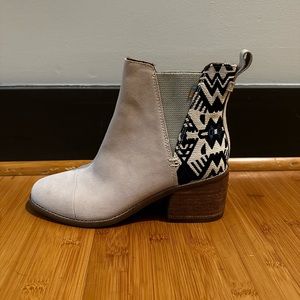Toms Everly Boot - light beige suede with black and blue embroidery detail